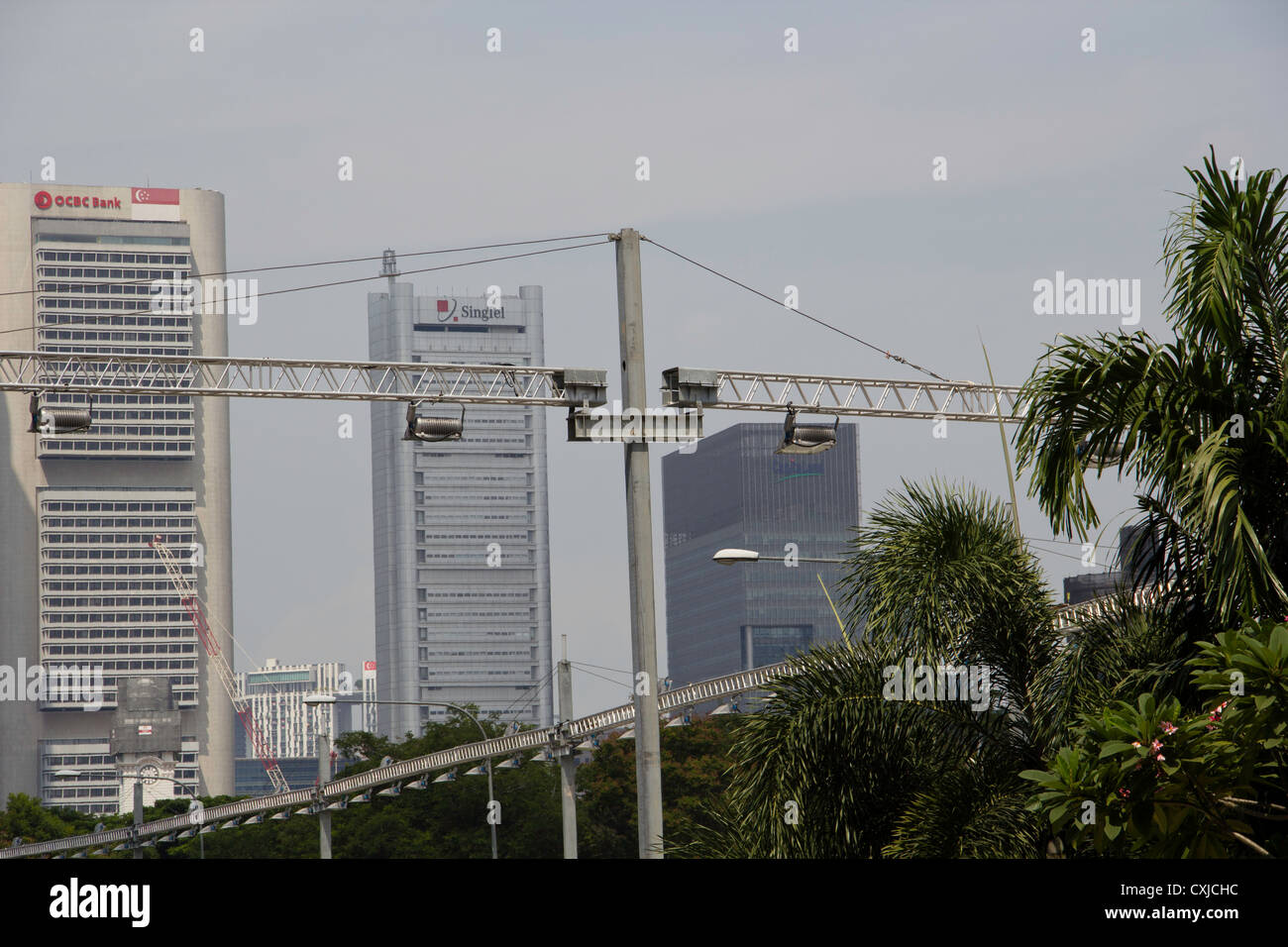 La preparazione di apparecchi di illuminazione per la Formula 1 a Singapore. La Formula 1 è stato a causa di un paio di settimane e il lavoro di preparazione è stato in corso. Foto Stock