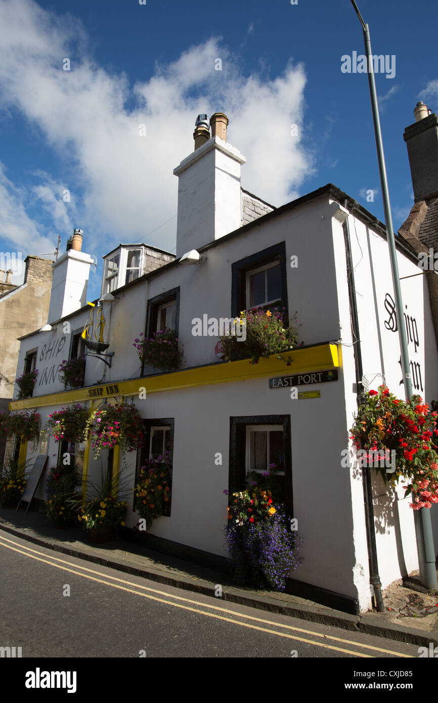 Città di Melrose, Scozia. La nave Inn si trova vicino alla storica East gate porta di entrata alla città di Melrose. Foto Stock