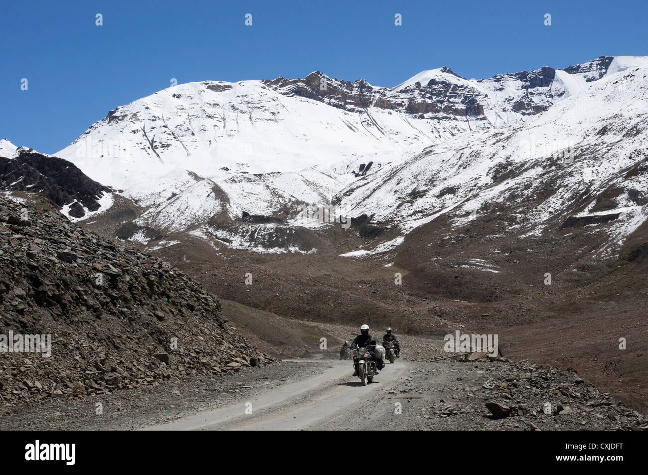 Biker vicino patseo, manali-leh autostrada, lahaul e spiti, Himachal Pradesh, India Foto Stock