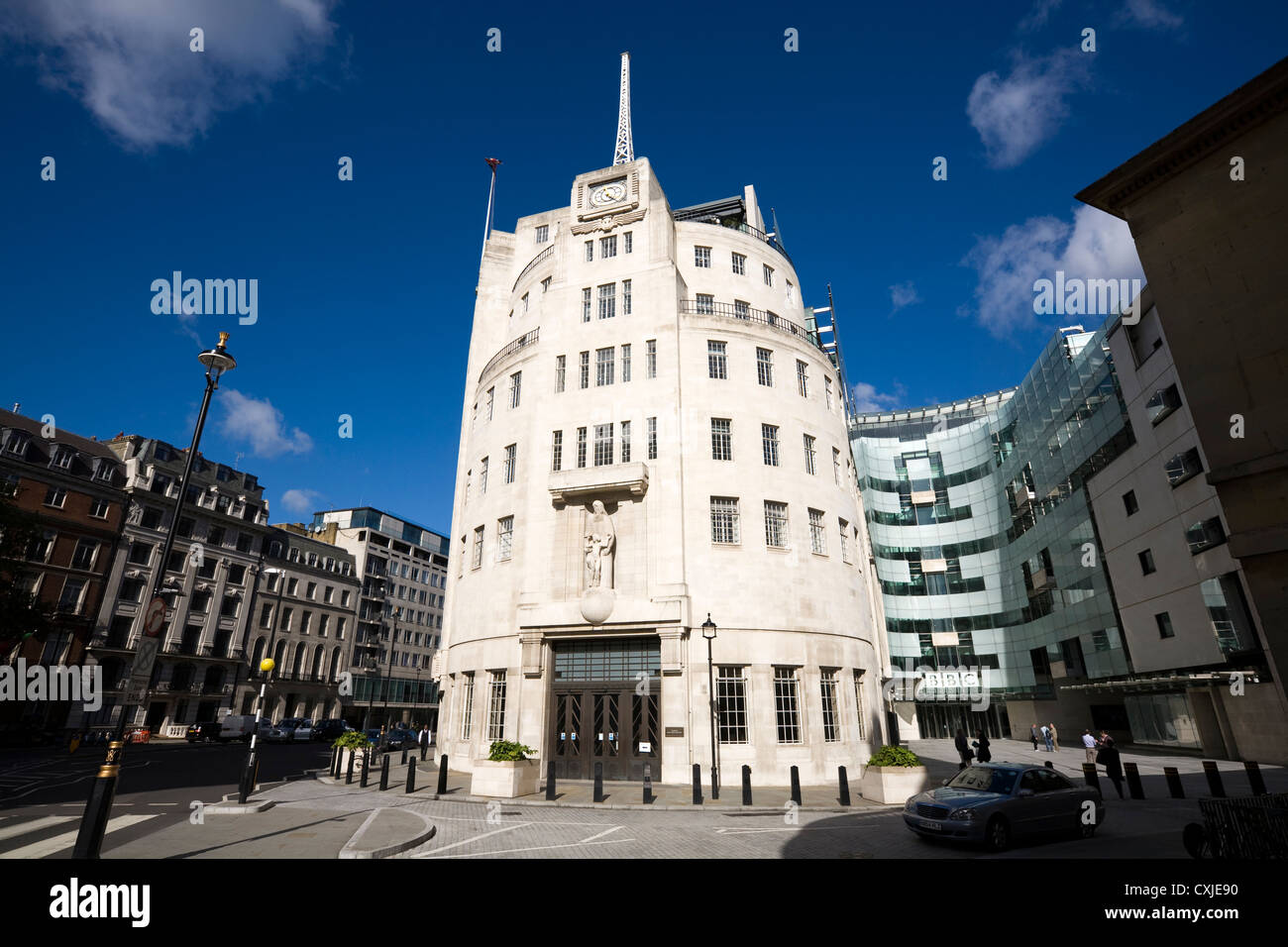 Edificio Art Deco originale della BBC Broadcasting House a Portland Place con il nuovo centro di trasmissione, a destra. Londra Regno Unito. La controversa statua di Eric Gill viene mostrata prima che fosse danneggiata. Foto Stock