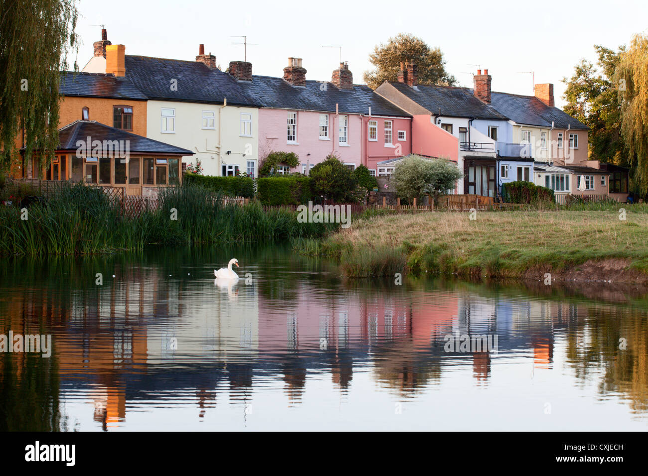 Cottage colorati da Sudbury acqua prati all'alba Sudbury Suffolk in Inghilterra Foto Stock