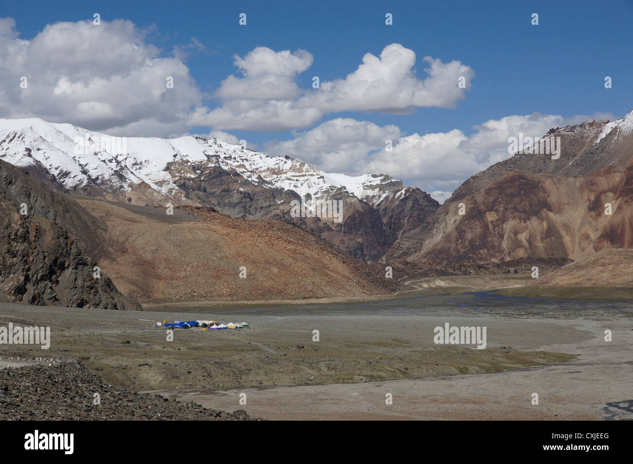Paesaggio tra Baralacha La (Bara-Lacha-Pass, 4890m) e Sarchu, Manali-Leh autostrada, Lahaul e Spiti, Himachal Pradesh, India Foto Stock