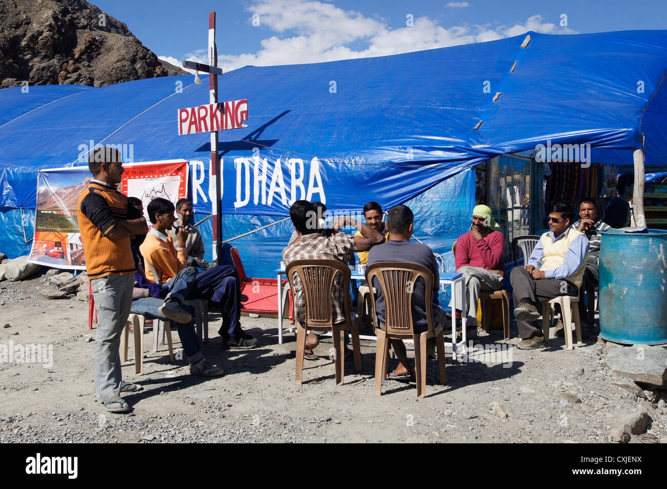 Camp su strada tra Baralacha La (Bara-Lacha-Pass, 4890m) e Sarchu, Manali-Leh autostrada, Lahaul e Spiti, Himachal Pradesh, India Foto Stock