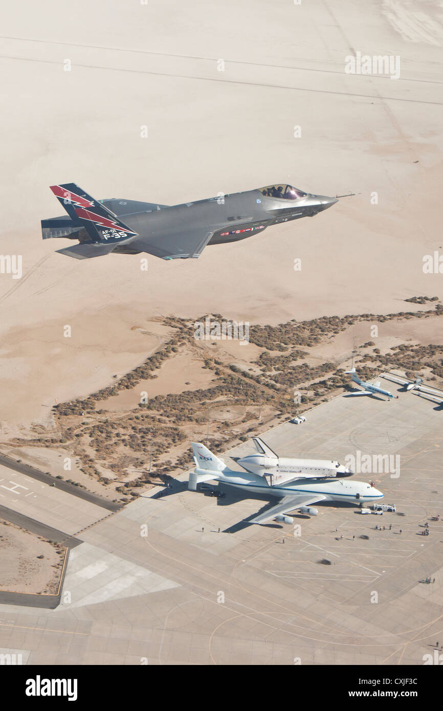 US Air Force F-35 Lightning II stealth fighter velivolo vola al di sopra della navetta spaziale Endeavour alla Edwards Air Force Base di settembre 20, 2012 di Edwards, in California. Foto Stock