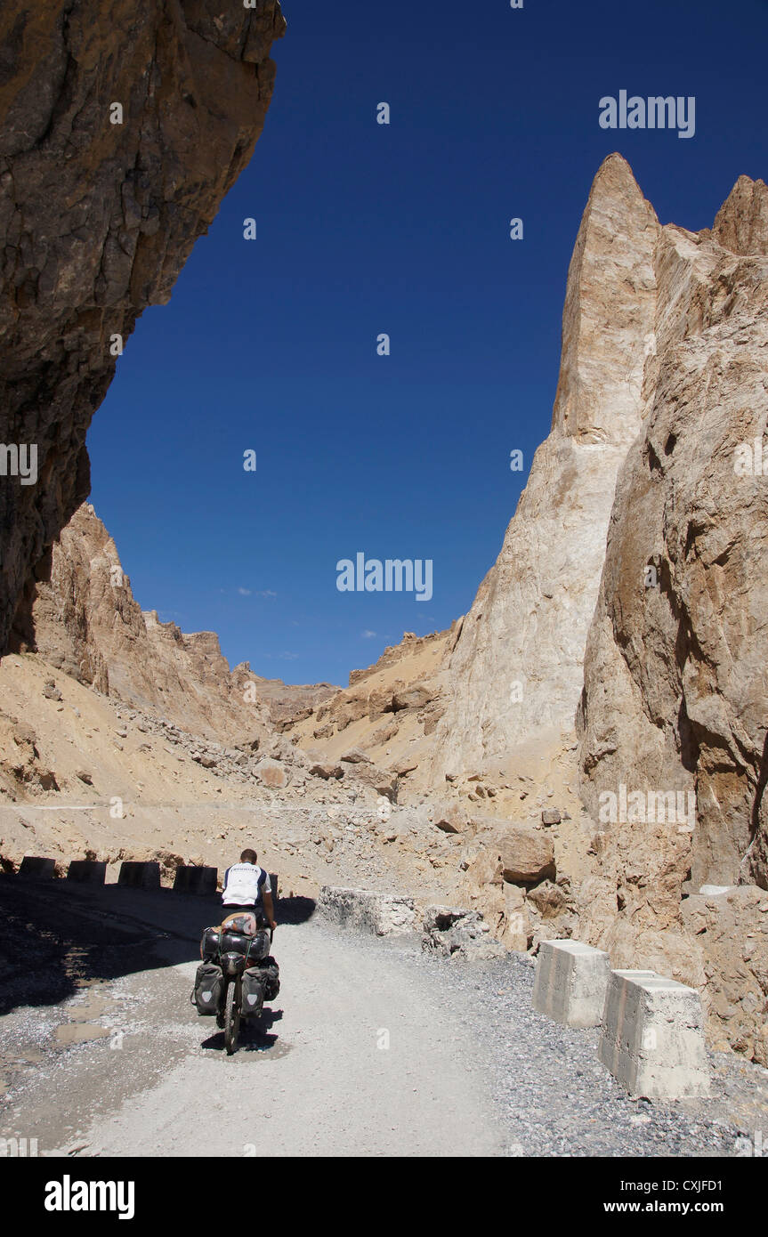 Mountainbiker tra lachulung la e pang, manali-leh autostrada, Jammu e Kashmir India Foto Stock