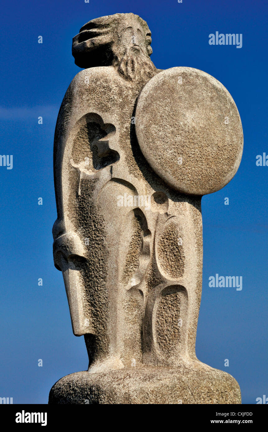 Spagna Galizia: statua del re celtico "Bregoán' nella scultura del Parco Torre di Hercules in A Coruña Foto Stock