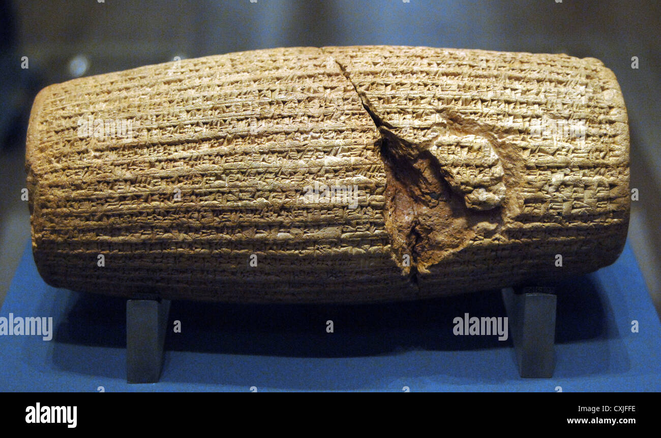 Il cilindro di Ciro il Grande con il testo scritto in accadico cuneiforme. Argilla. Conquista di Babilonia e la cattura del Re Nabonidus. Foto Stock