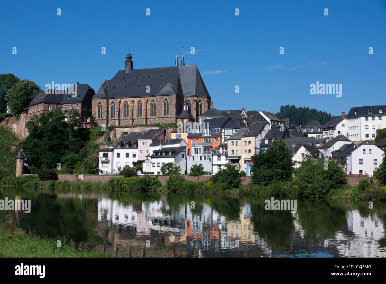 Vista Cityscape Saarburg con la chiesa parrocchiale di San Lorenzo, distretto Trier-Saarburg, Renania-Palatinato, Germania, Europa Foto Stock