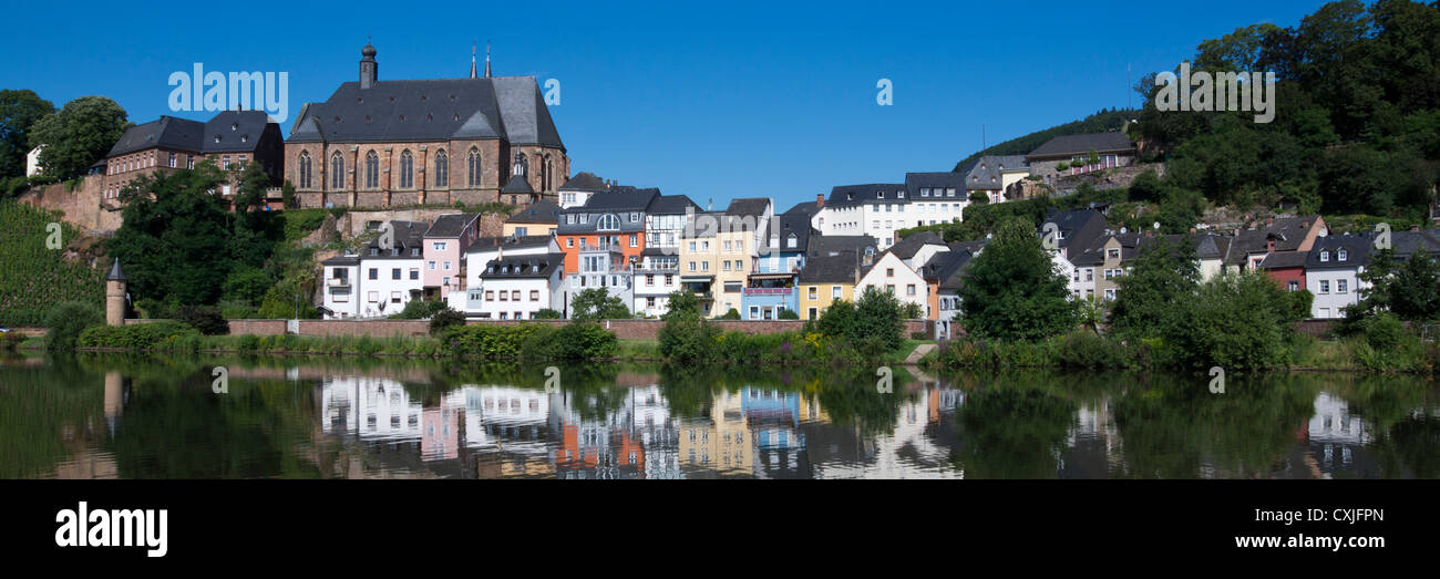 Vista panoramica Saarburg con la chiesa parrocchiale di San Lorenzo, distretto Trier-Saarburg, Renania-Palatinato, Germania, Europa Foto Stock