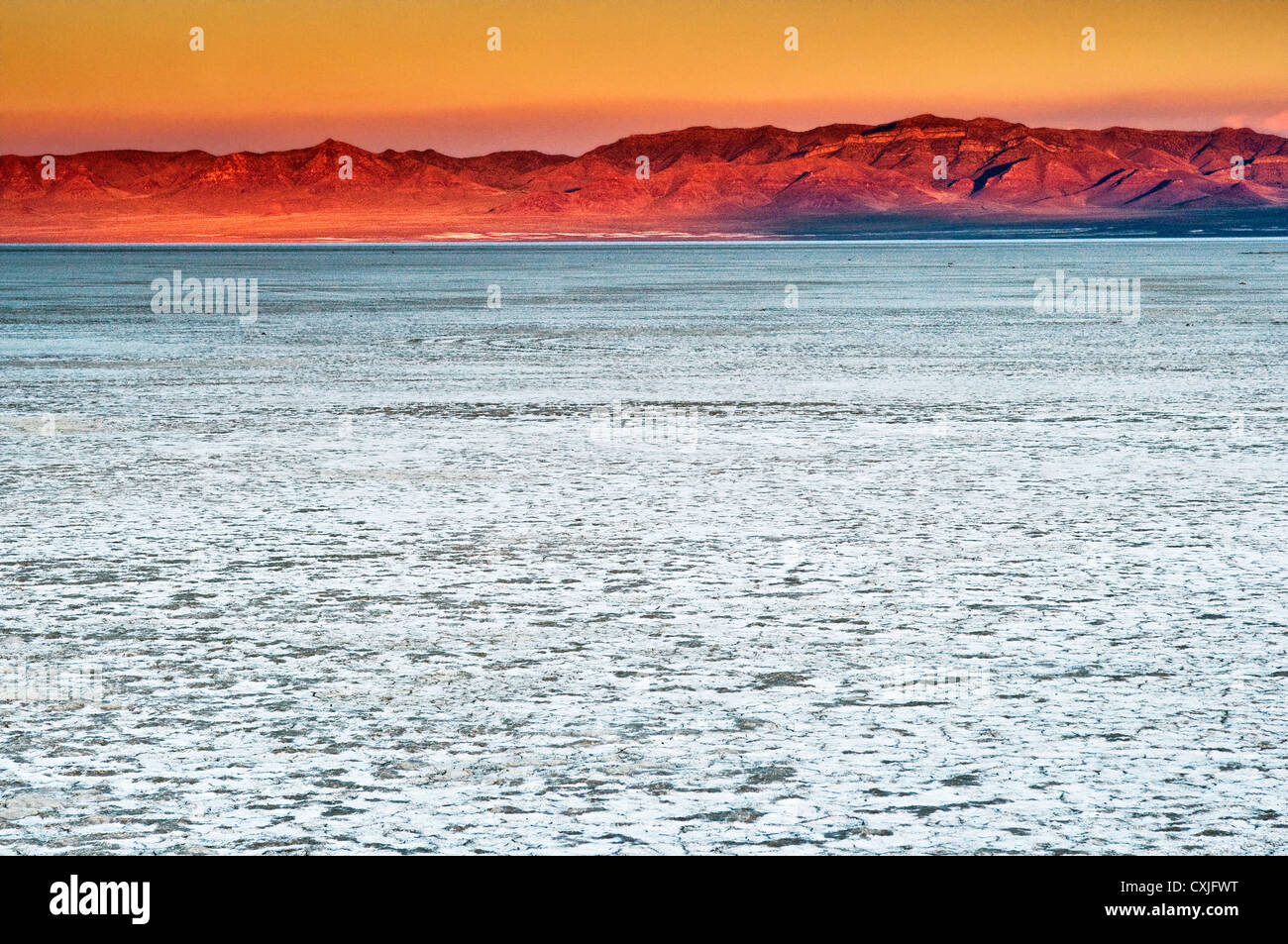 Tramonto sul Cricket Montagne e lago Sevier, dry lake nel bacino grande deserto dello Utah, Stati Uniti d'America Foto Stock