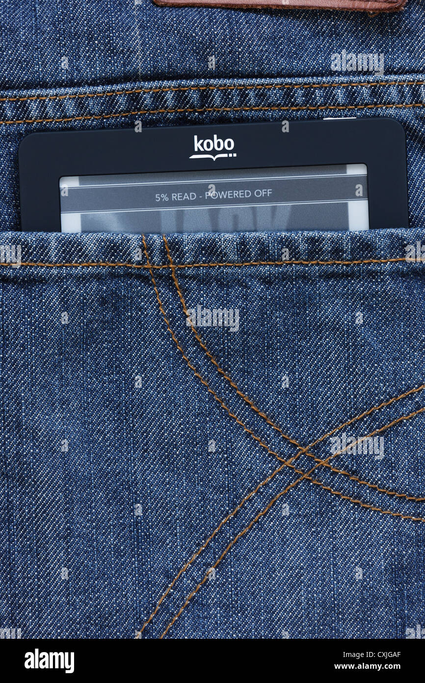 Un Kobo ereader (ebook) è fotografato nella tasca posteriore di un paio di jeans. Foto Stock