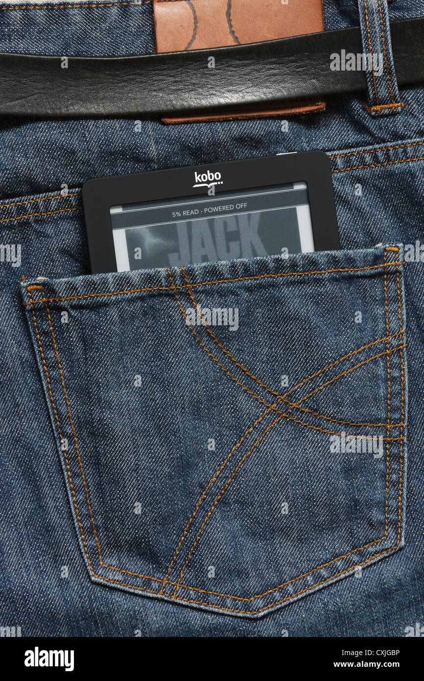Un Kobo ereader (ebook) è fotografato nella tasca posteriore di un paio di jeans. Foto Stock