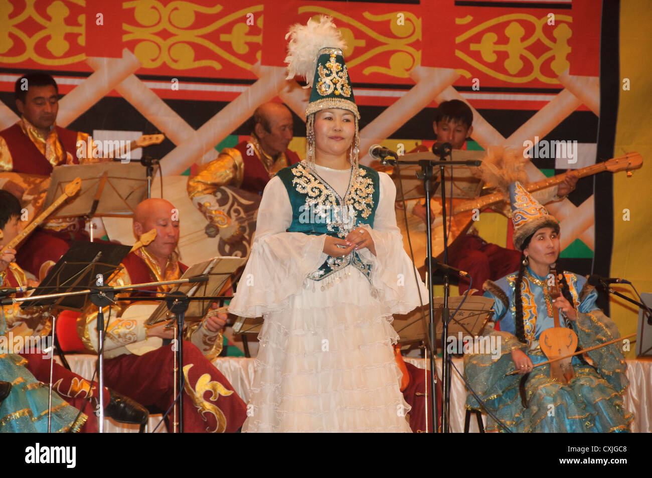Il kazako tradizionale spettacolo musicale in Bayan-Ölgii in Mongolia occidentale Foto Stock