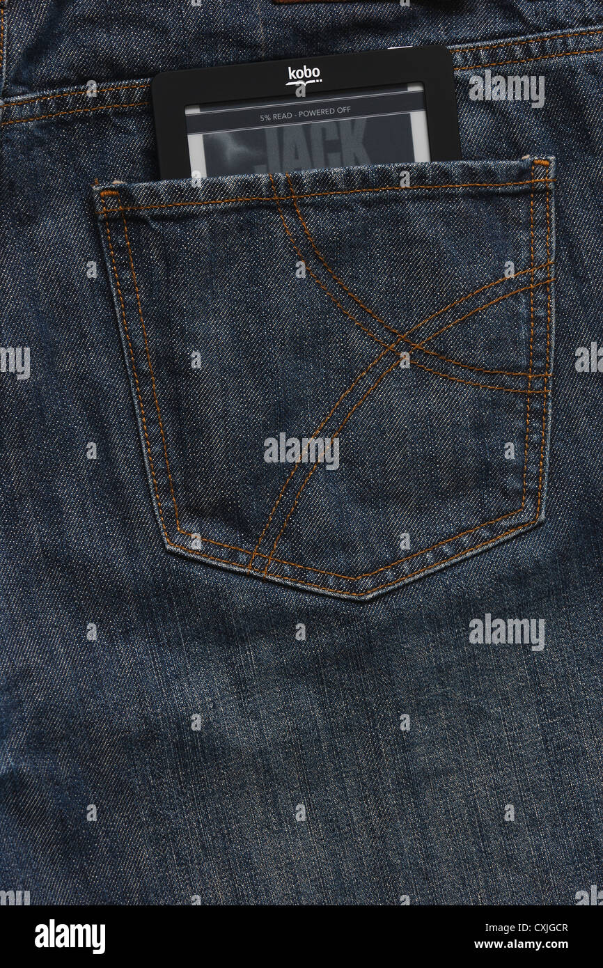Un Kobo ereader (ebook) è fotografato nella tasca posteriore di un paio di jeans. Foto Stock