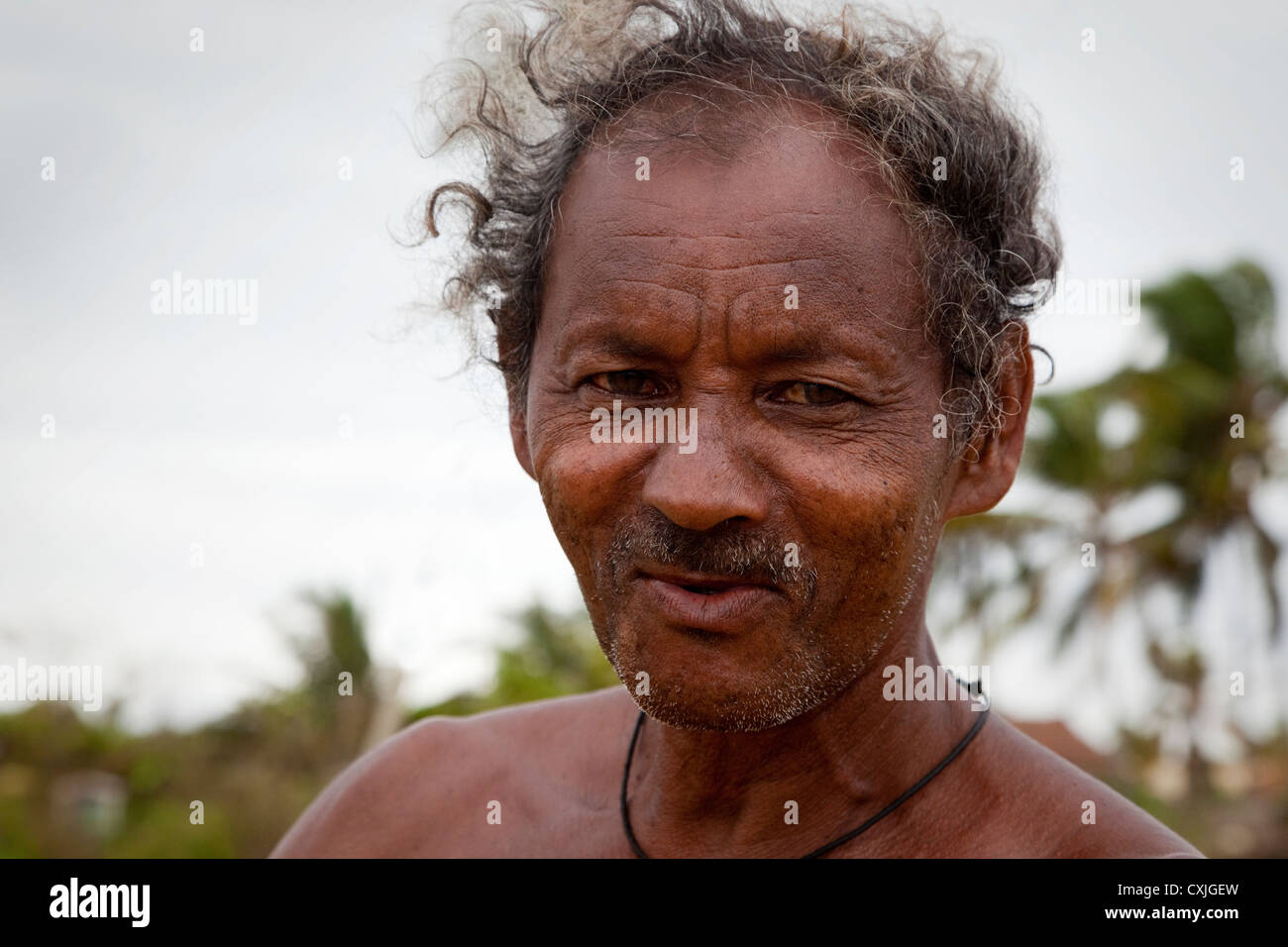 Anziano pescatore, Waikkal Village, Sri lanka Foto Stock