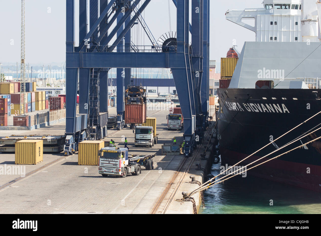 Il caricamento del carico sulla nave portacontainer. Porto di Cadiz Spagna Foto Stock
