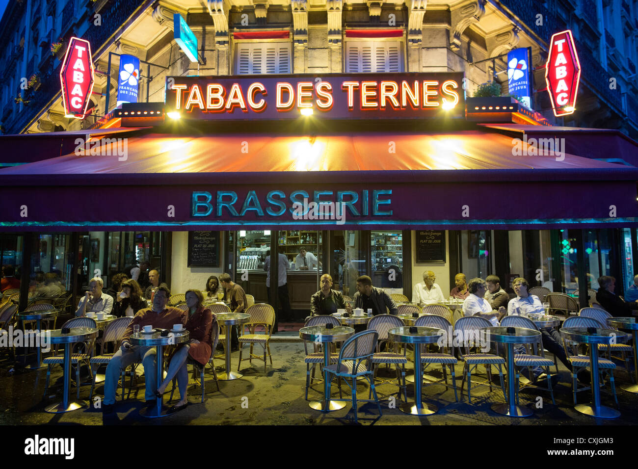 Seduto fuori Tabac Des Ternes , brasserie di Parigi Francia Foto Stock