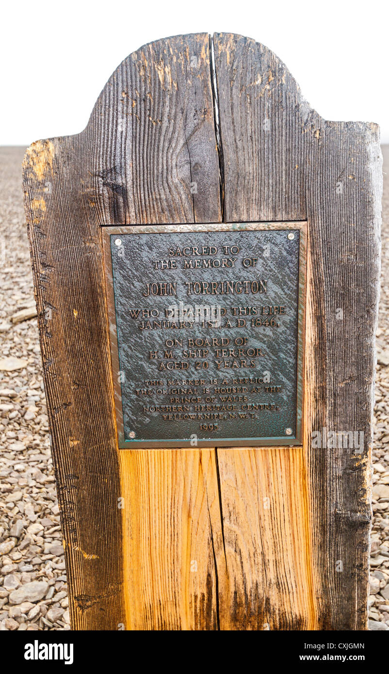 Memorial lapidi sull isola di Beechey eretto per i tre uomini di Franklin expedition, perso cercando di trovare il passaggio NW Foto Stock