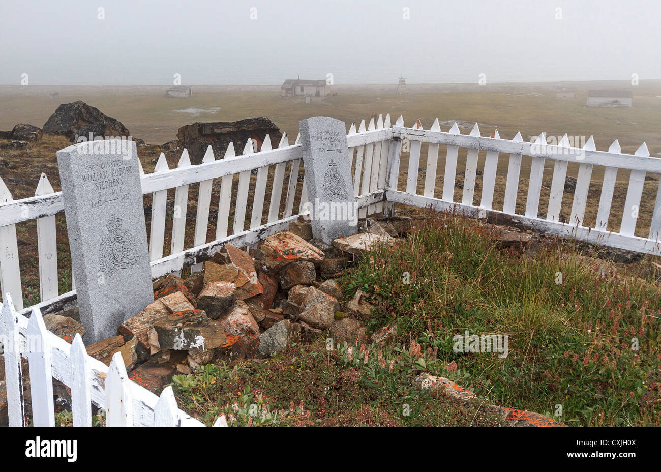 Cimitero sulla cima di una collina che domina la RCMP (Royal Canadian polizia montata) post a Dundas Harbour sulla isola Devon, Nunavut, Canada Foto Stock