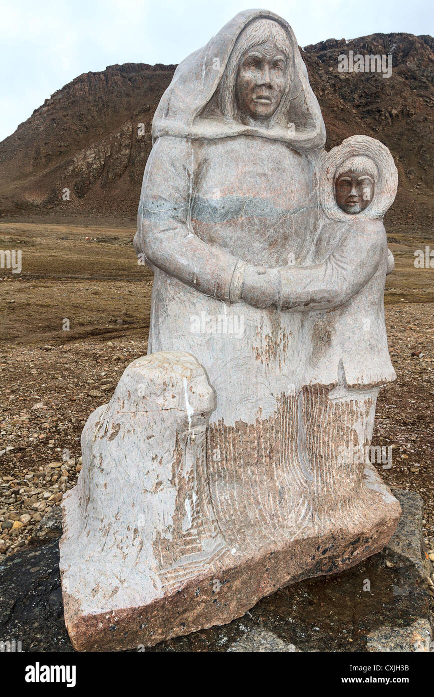 Statua commemorativa per la gente che ha sofferto durante il reinsediamento delle famiglie a Grise Fjord in alta arctic durante gli anni Cinquanta Foto Stock