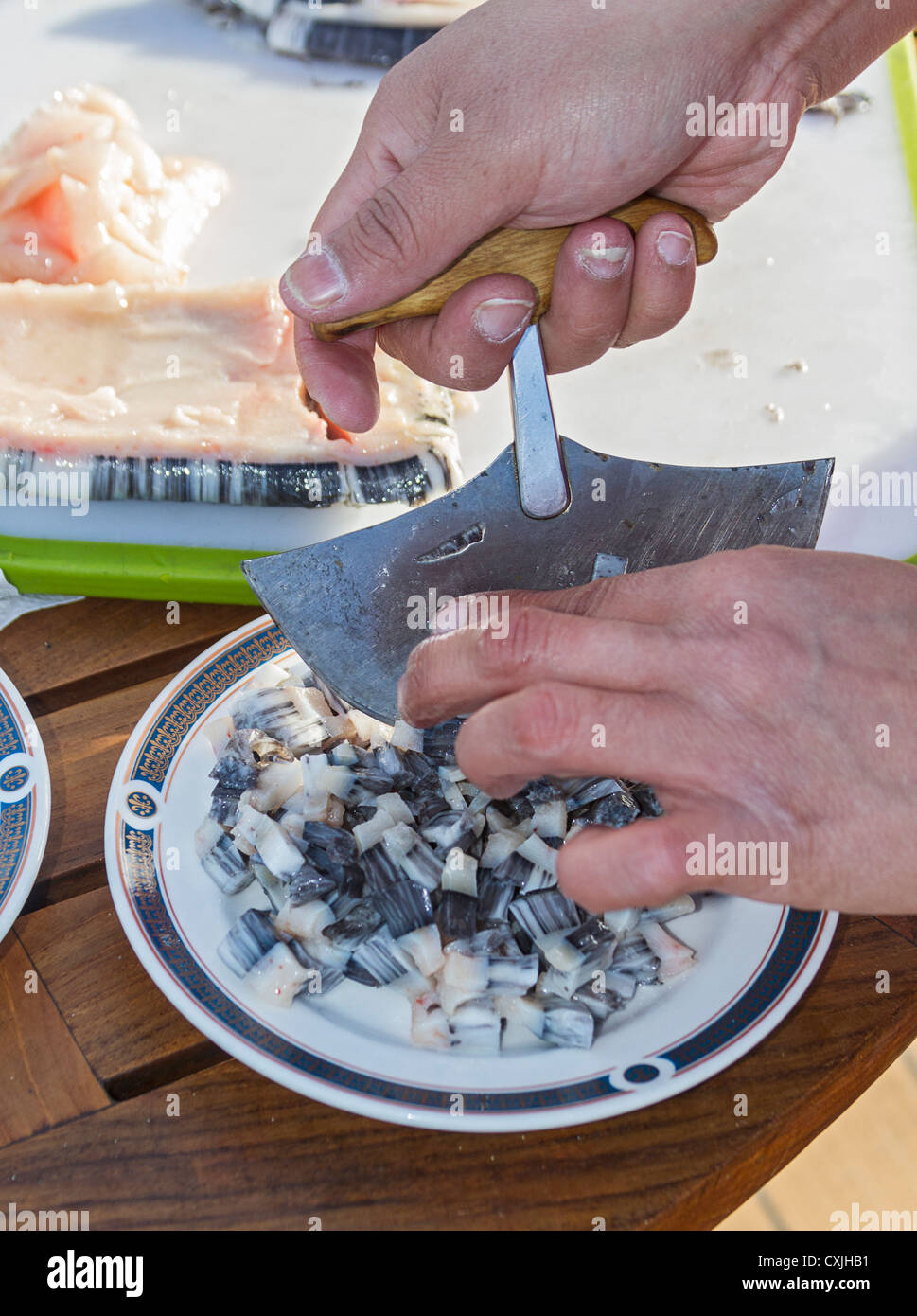 Disco per affettare materie narwhal whale blubber, un tradizionale Inuit " Paesi " cibo Foto Stock