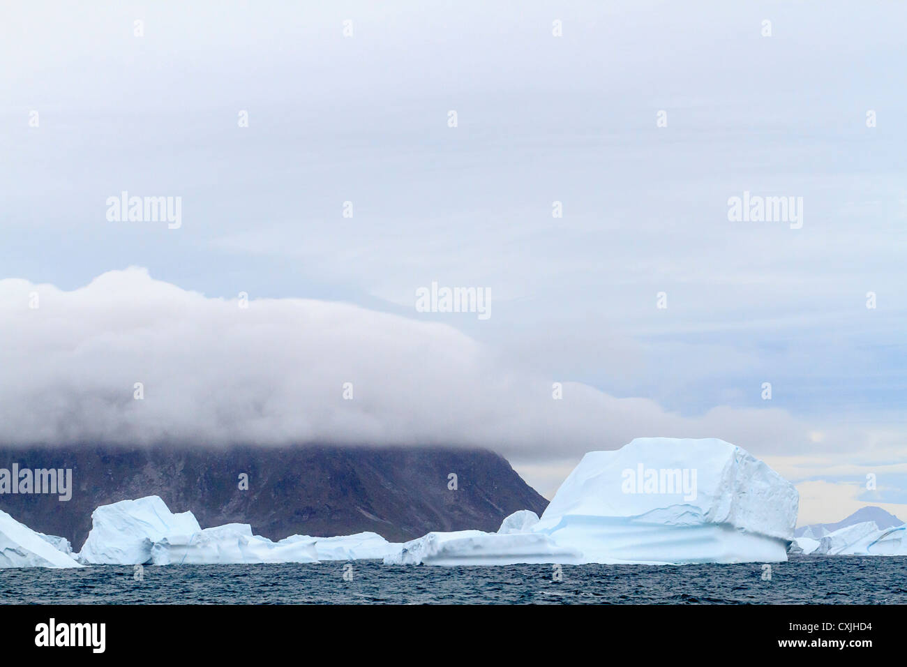 Iceberg nelle acque al largo della costa nord occidentale della Groenlandia vicino Kap (capo) York. Foto Stock