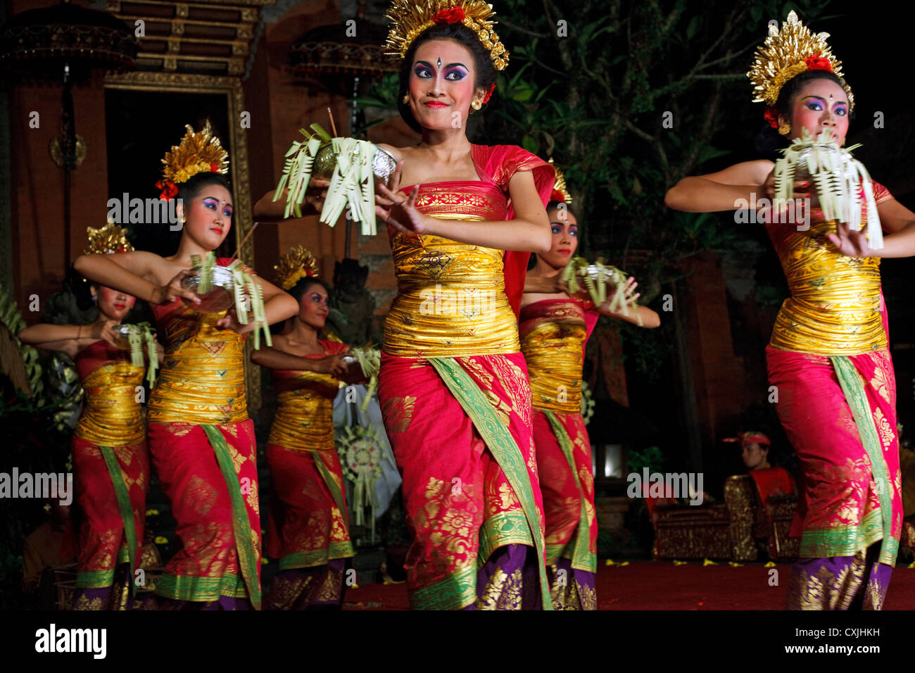 Uno spettacolo di danza Barong presso il teatro all'aperto di notte in Ubud, Bali, Indonesia Foto Stock