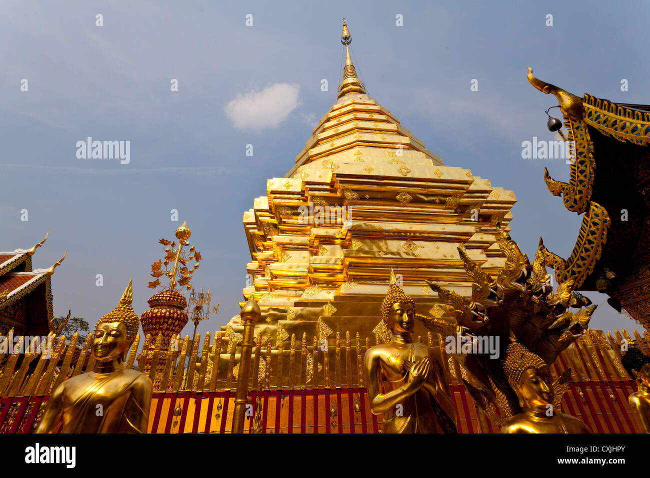 Il golden Stupa del tempio Buddista Wat Phra That Doi Suthep vicino a Chiang Mai in Thailandia Foto Stock