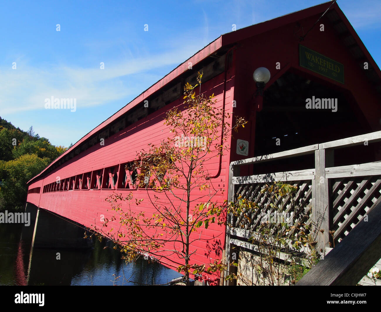 Rosso ponte coperto con cielo blu Foto Stock