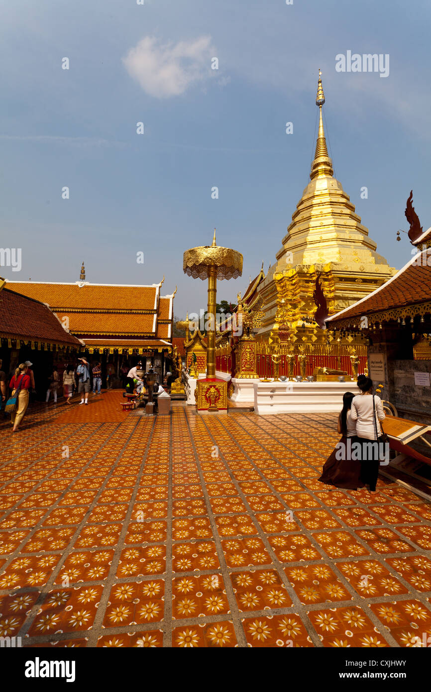 Il golden Stupa del tempio Buddista Wat Phra That Doi Suthep vicino a Chiang Mai in Thailandia Foto Stock