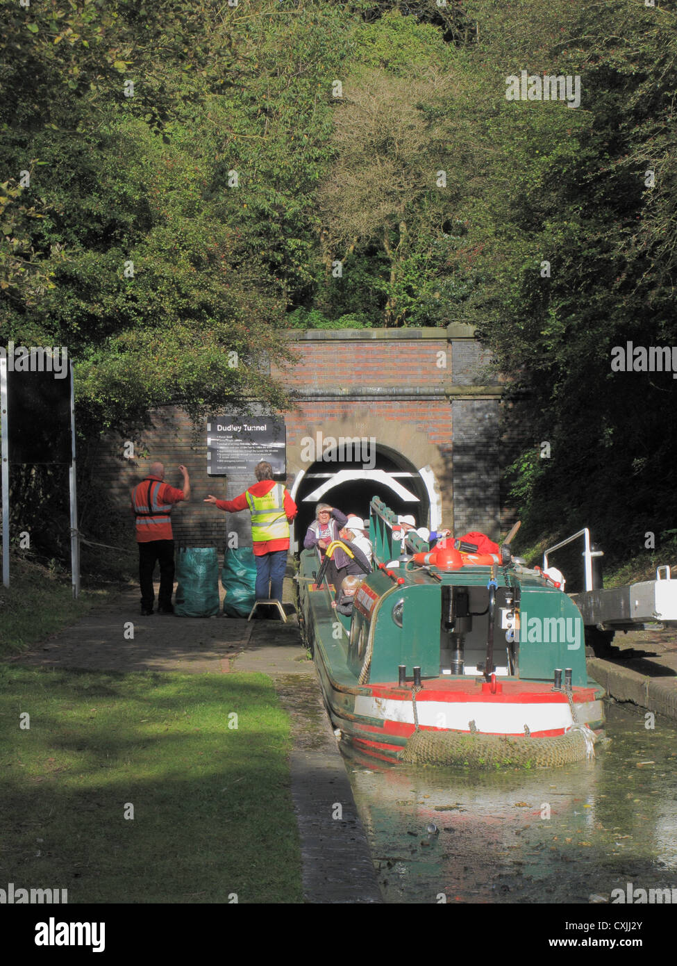 I turisti in una Narrowboat in attesa di passare attraverso l'entrata sud di Dudley Tunnel, Dudley Canal, West Midlands, England, Regno Unito Foto Stock