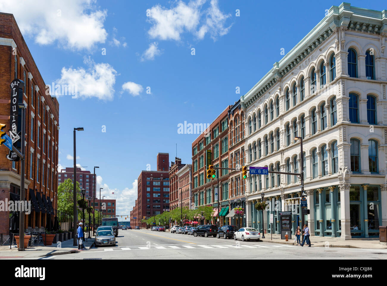 L'intersezione di St Clair Ave e W 6 St con il blocco Hoyt a destra, Warehouse District, Cleveland, Ohio, Stati Uniti d'America Foto Stock