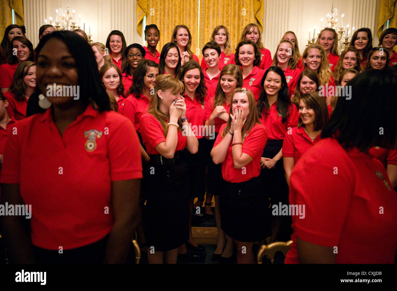 I membri dell'American Legion ragazze della nazione reagire dopo un incontro con il Presidente Barack Obama Luglio 26, 2011 nella Sala Est della Casa Bianca. Foto Stock