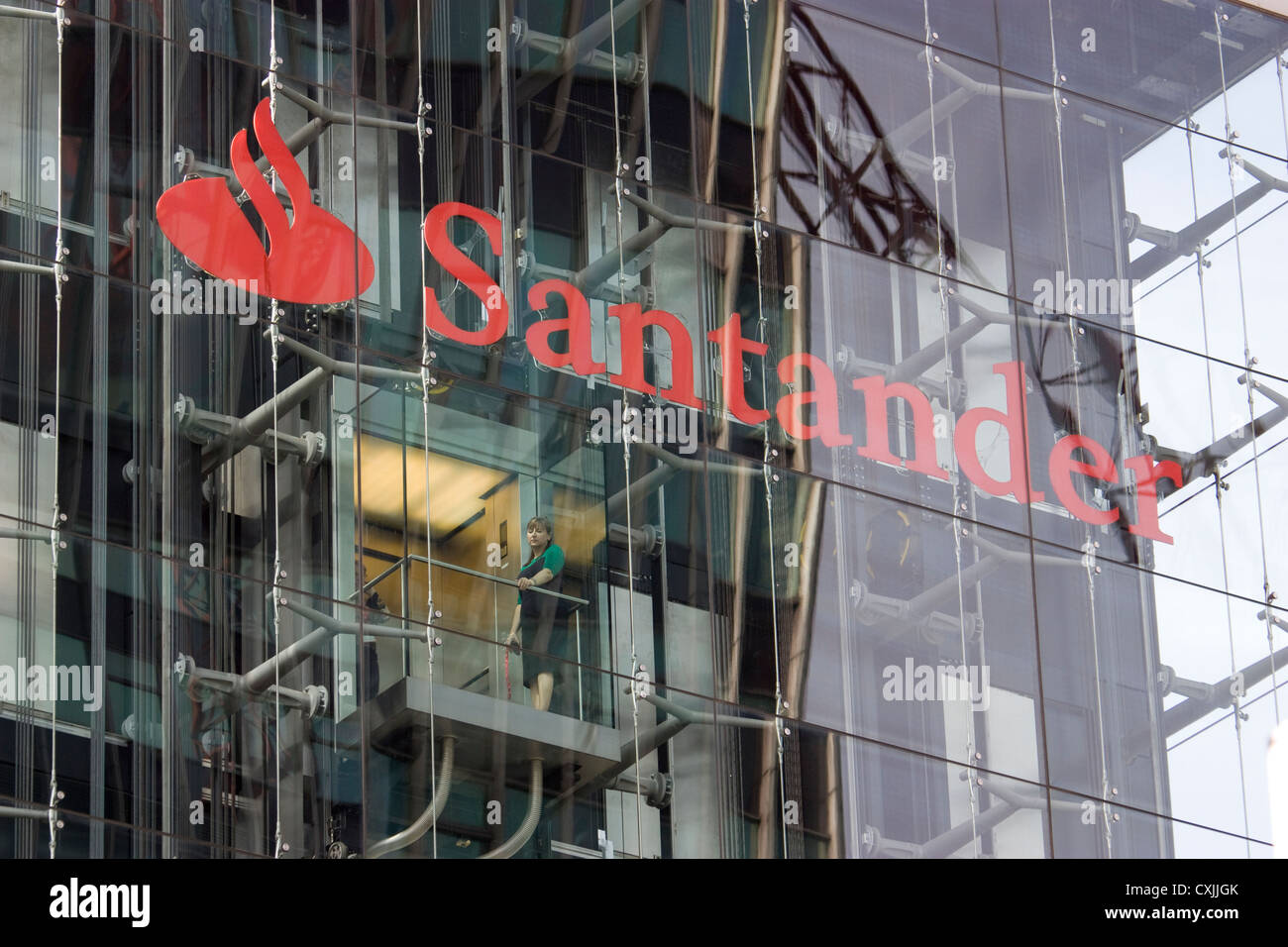 Santander filiale della banca spagnola, Regents Place London REGNO UNITO Inghilterra con il lavoratore di ufficio personale a cavallo su e giù su ascensori ascensori Foto Stock