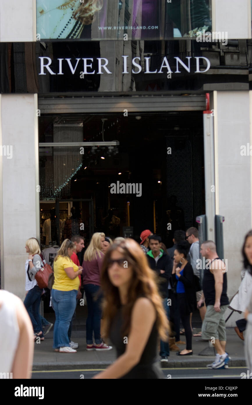 Negozio di abbigliamento River Island a Oxford Street, Londra, che propone le tendenze della moda di alta moda, abbigliamento maschile e femminile contemporaneo e una presenza di un marchio di spicco nel Regno Unito in uno dei quartieri dello shopping più frequentati di Londra Foto Stock
