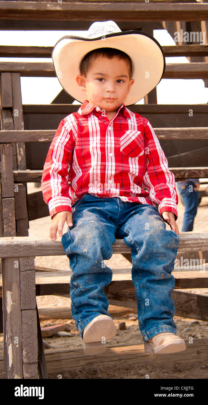 Cowboy bambini vestiti in costumi occidentali al Rodeo, Bruneau, Idaho,  Stati Uniti d'America Foto stock - Alamy