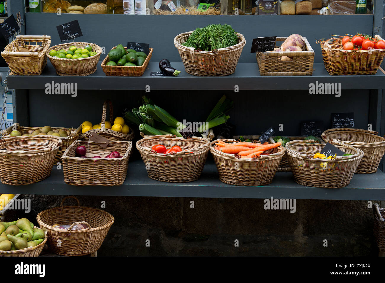 Cestini di frutta e vegetanles sul display Foto Stock