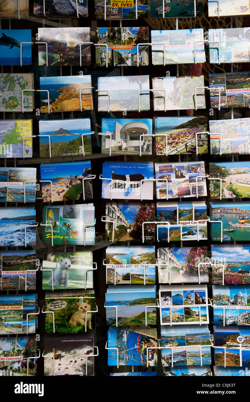 Una selezione di cartoline colorate Foto Stock