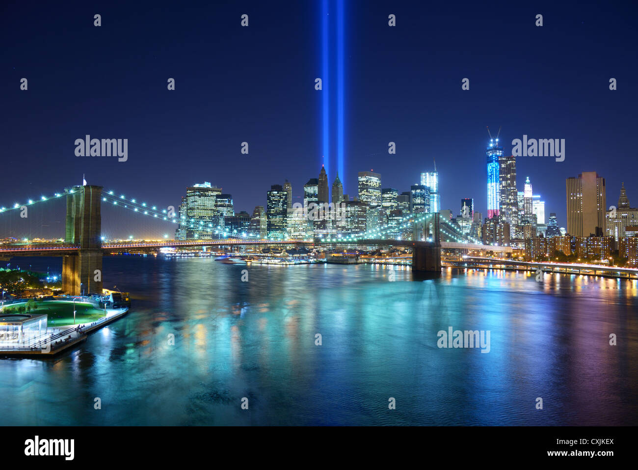 Omaggio alla luce nel Centro Cittadino di New York City in ricordo del 9/11 attacco. Foto Stock