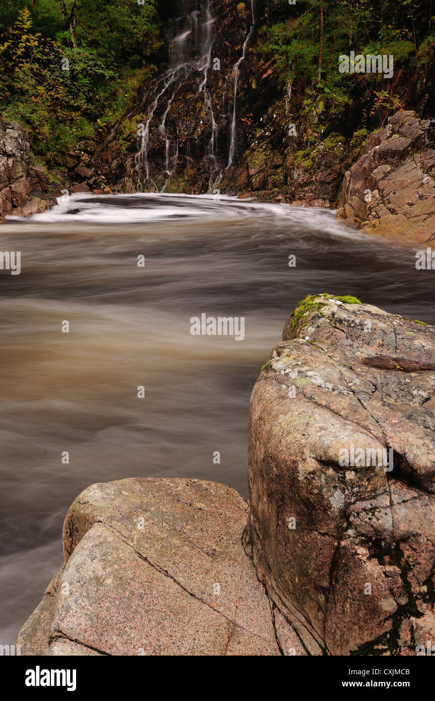 Acqua vorticoso e cascate sul fiume Etive, Glen Etive, Highlands scozzesi Foto Stock