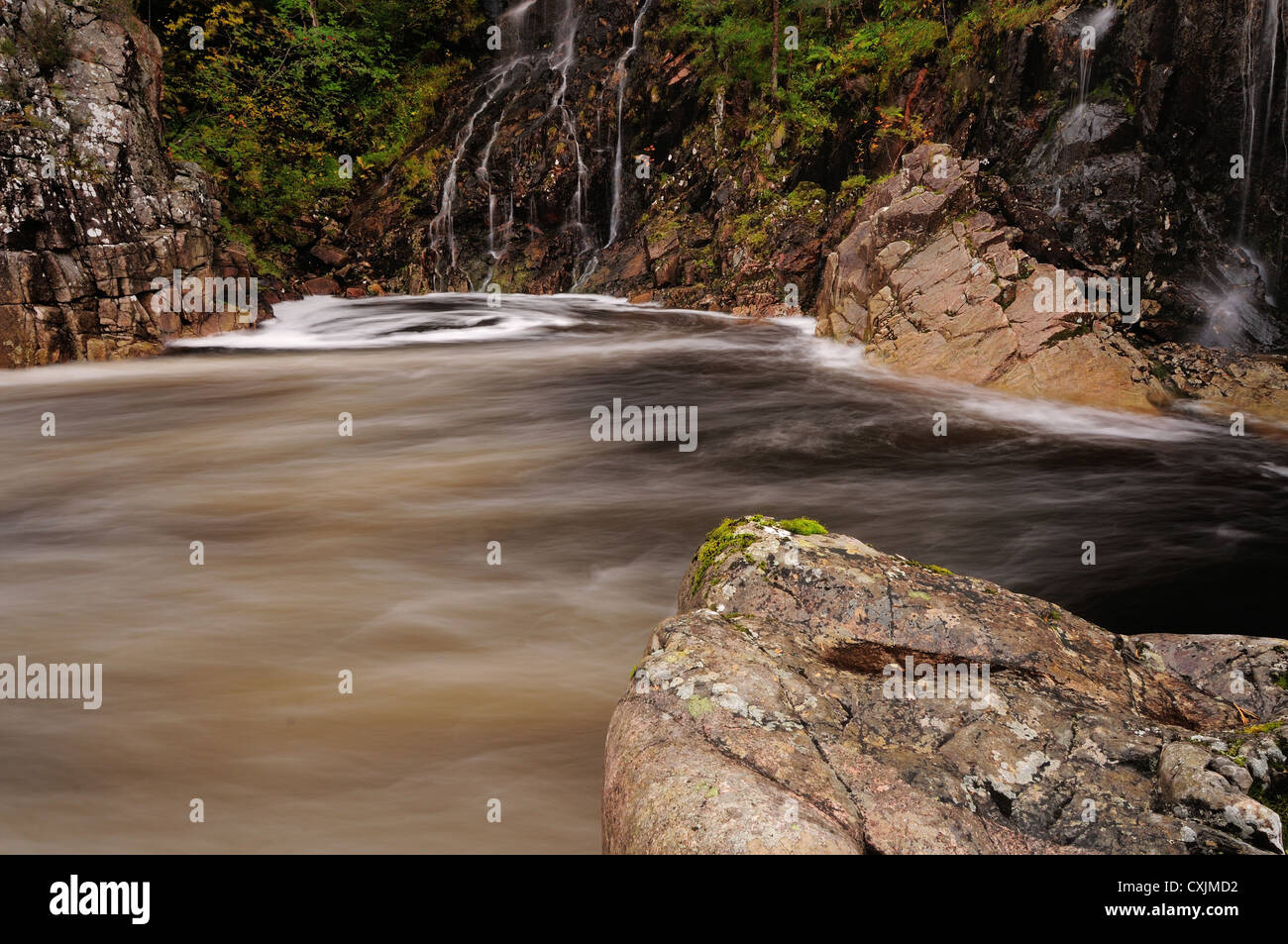 Acqua vorticoso e cascate sul fiume Etive, Glen Etive, Highlands scozzesi Foto Stock