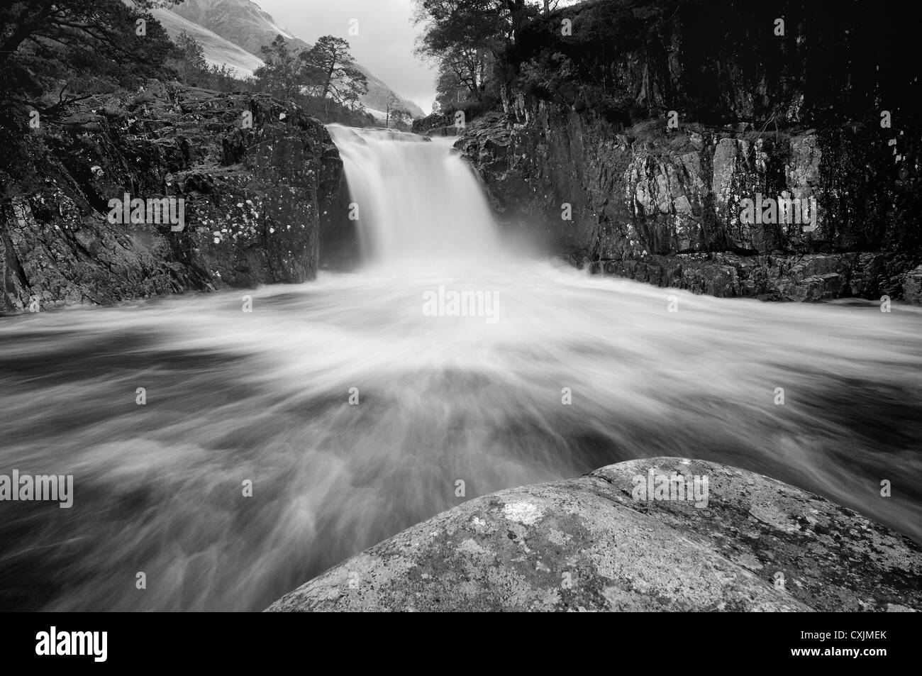 Immagine in bianco e nero di Eas un Fhir Mhoir cascata, Glen Etive, Scozia Foto Stock