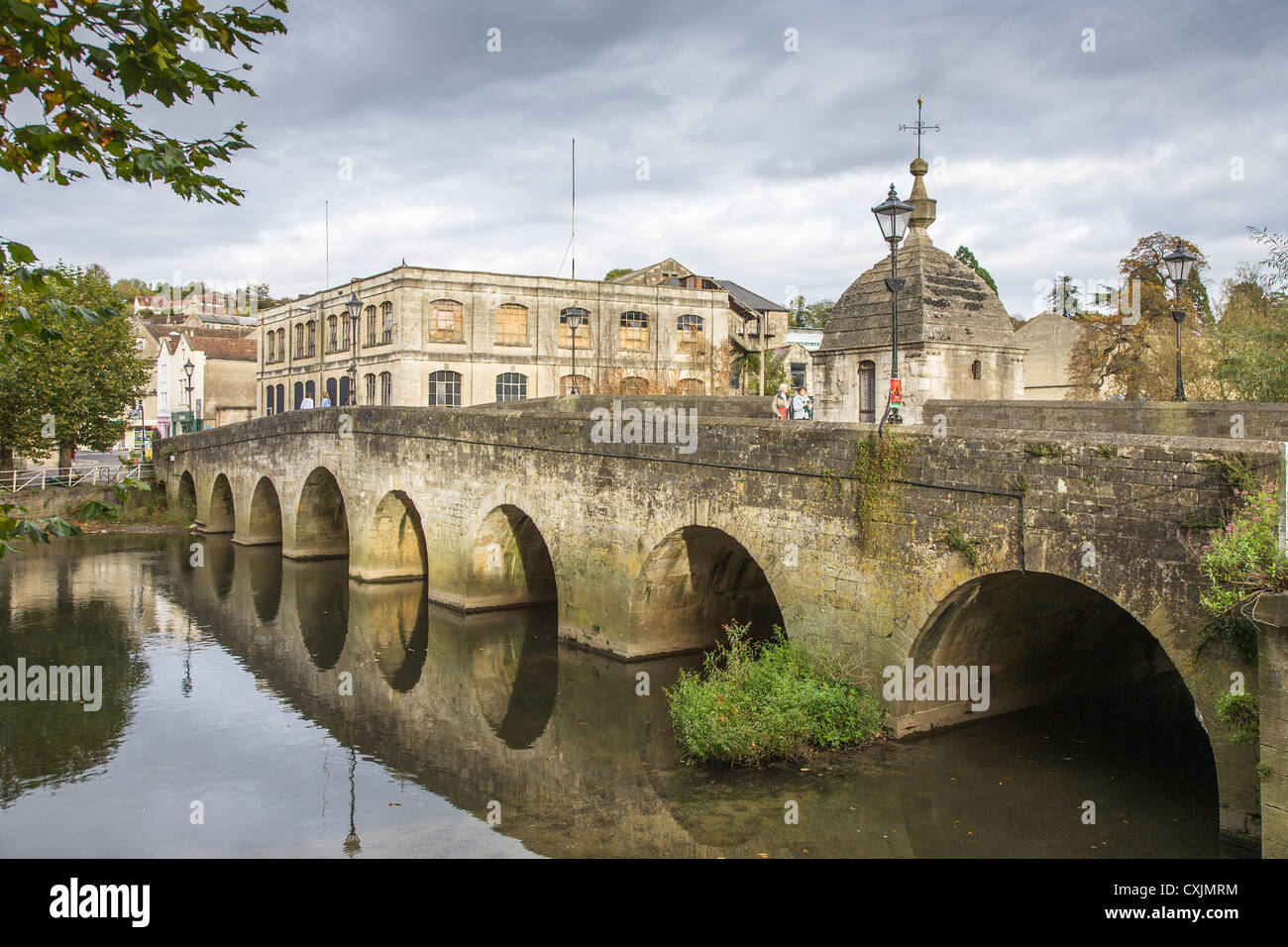 Bradford-on-Avon, Wiltshire, Inghilterra, Regno Unito, nella Valle di Avon - città ponte sopra il fiume Avon con ex collegamento meccanico in background Foto Stock