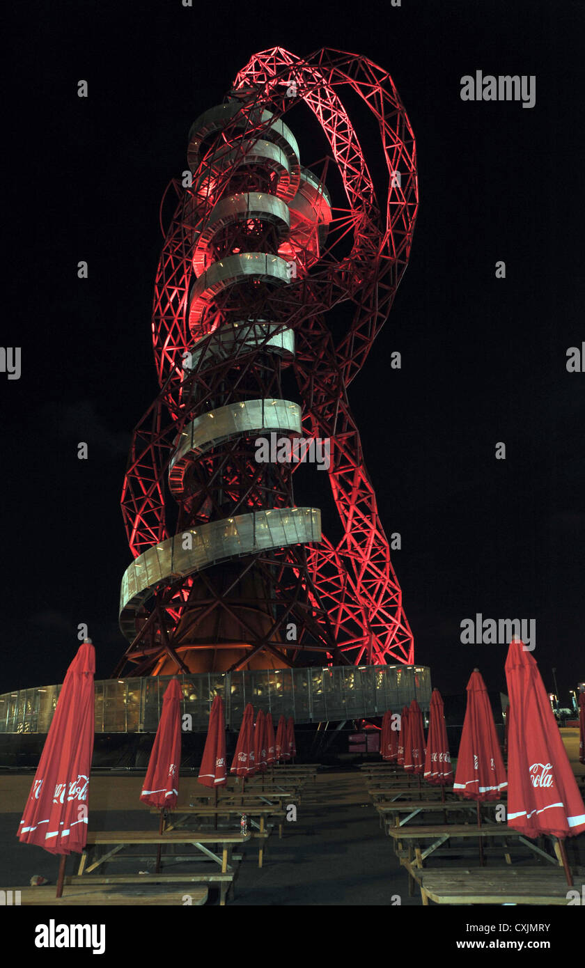 La Mittal Orbit con ripiegato Coca-Cola ombrelloni alla base. Parco olimpico di notte Foto Stock