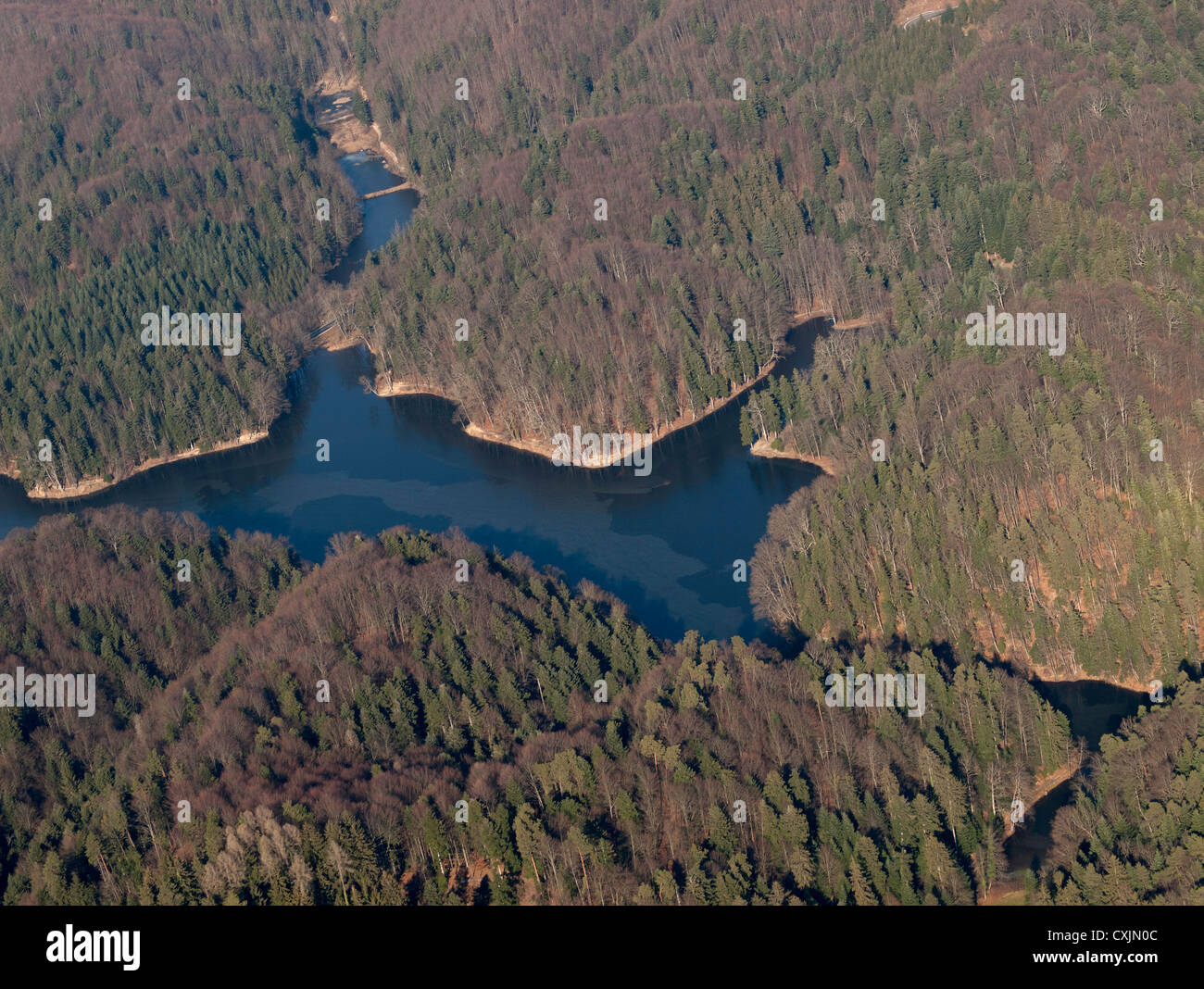 Il lago artificiale di castello Trakošćan, Croazia dall'aria Foto Stock
