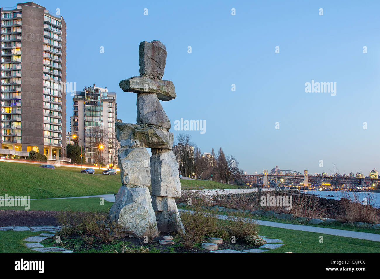 Inukshuk scultura in pietra sulla Sunset Beach Alond English Bay in Vancouver BC Canada Foto Stock