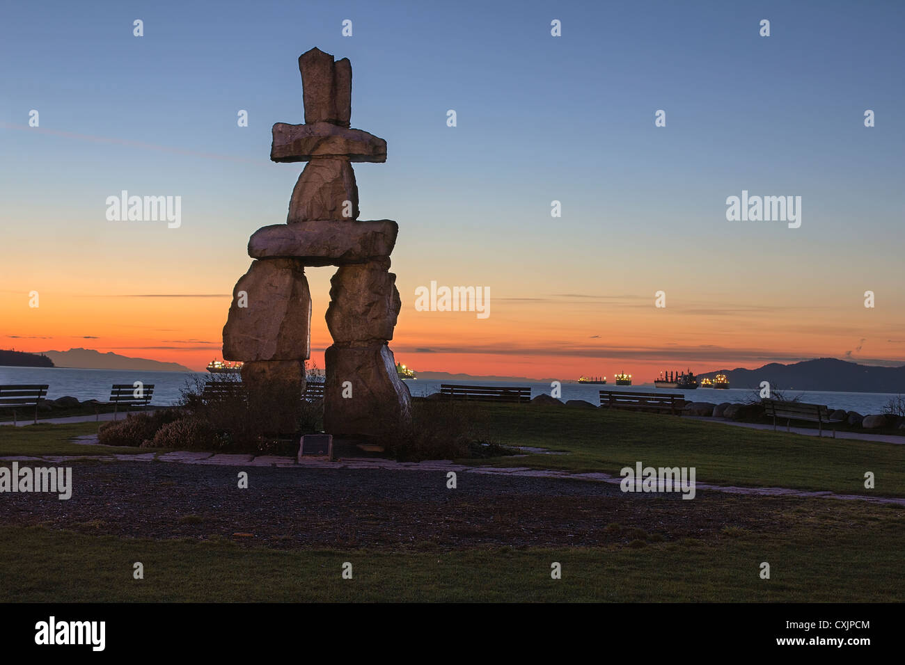 Inukshuk scultura in pietra sulla Sunset Beach Alond English Bay in Vancouver BC Canada durante il tramonto Foto Stock
