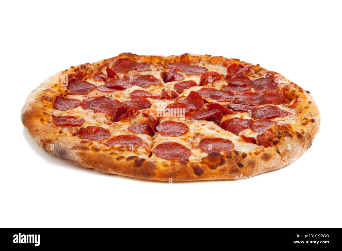 Salsiccia per pizza pizza su sfondo bianco Foto Stock
