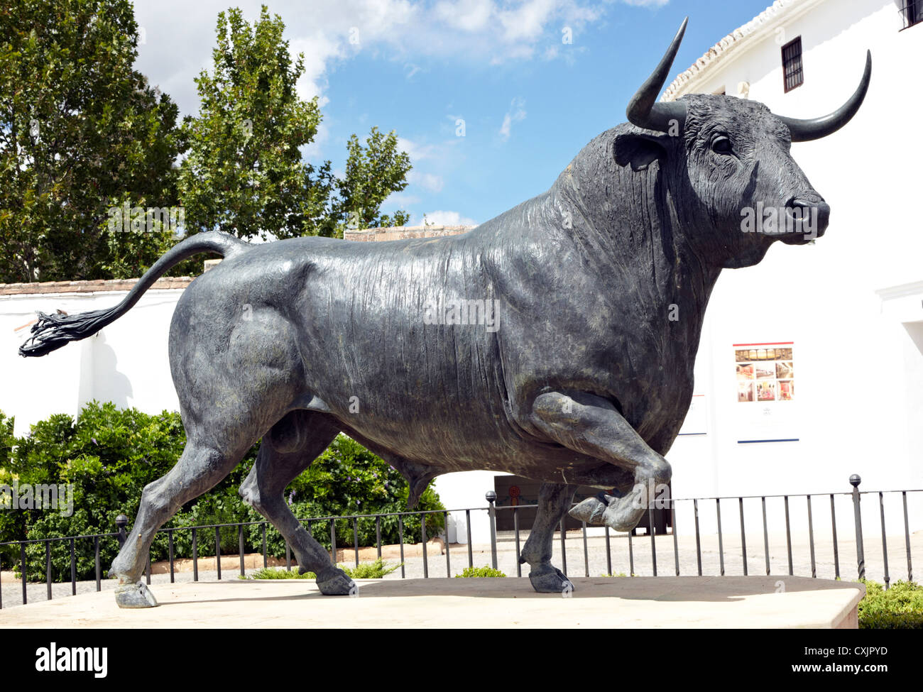 Toro in bronzo statua fuori dalle antiche Bullring Ronda Spagna Foto Stock