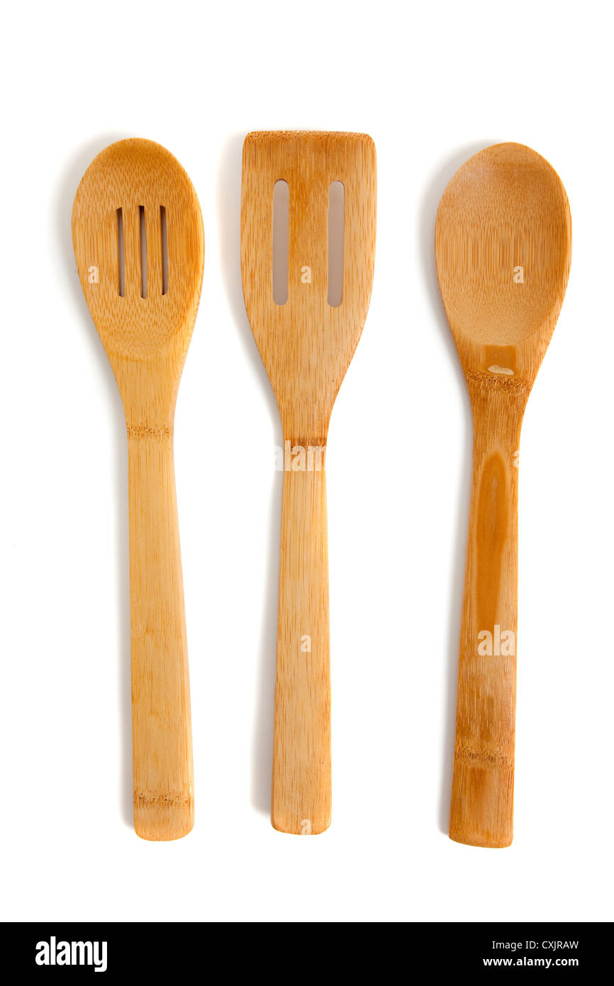 Set di cucchiai di legno su sfondo bianco Foto Stock